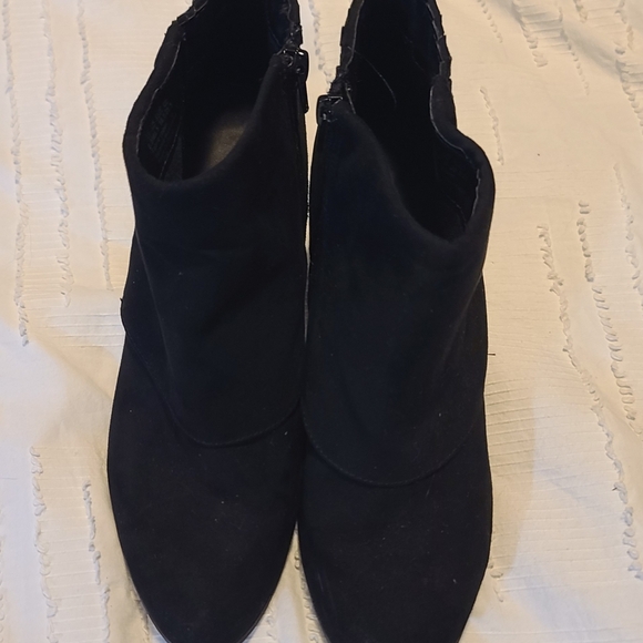 Fergalicious Cupid Faux Suede Black Ankle Booties Boots 8.5 - Picture 3 of 5